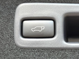 【パワーバックドア】スマートキーや運転席のボタンを押すだけでリアゲートが自動で開閉します!荷物を持っている時や、高い位置にあるバックドアを閉める際に便利な機能です♪