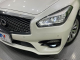 【LEDヘッドライト】悪天候や夜間走行時も良好な視界を確保し安心して運転できる高輝度LEDヘッドライトを装備!点灯速度が早く、消費電力も抑えられています。