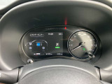 車両情報を的確に伝える先進的なディスプレイを、メーターの中央部に搭載