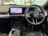 コックピットは、BMWらしくセンター・コンソールがドライバーに向けて傾けられた設計になっています。