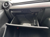 【グローブボックス】大容量のグローブボックスです!!車検証ケース他、日頃使う小物類の収納スペースもたくさんあります!