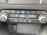 温度の設定のみで快適な風量やモードなどを自動調整してくれるフルオートエアコンを装備!
