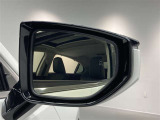 ブラインドスポットモニター(BSM)を装備しています。隣を走る車両が死角に入るとミラー内LEDインジケーターが点灯。さらに、ウィンカーを出すとインジケーターが光って点滅して注意を促してくれます。