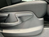 運転席はご自身の適切な運転ポジションへ移動可能なラチェットが付いております。