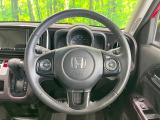 インテリアに合わせたデザインのステアリングは、運転される方のことも考え、運転しやすい形状、大きさです。是非一度、実際に触ってお確かめください。