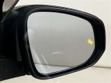 ウィンカーミラーにはBSM(ブラインドスポットモニター)を搭載。隣を走る車両が死角に入るとLEDインジゲーターを点灯。また、ウィンカーを出すとインジゲーターも光って点滅!注意を促してくれます。