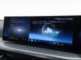 【アップルカープレイ】iPhoneがBMW車両とワイヤレスで接続されます。Apple CarPlayでは、オーディオストリーミングやメッセージングアプリがディスプレイに表示されます。