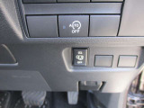 アイドリングストップ機能付です。特別な操作をしなくても、普段通りの運転をするだけで、エコドライブができる機能です。OFFボタンがありますので、必要に応じて使い分けてください。