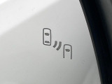 【ブラインドスポットモニター】走行中、ドアミラーの死角になりやすい箇所に後続車が接近するとサイドミラーのレンズに警告を表示!ドライバーに注意喚起をしてくれます。