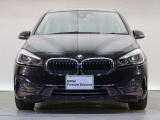 【キドニーグリル】BMWの代名詞。一目見ただけでBMWであると認識できる確固たるアイコンとして存在感を放ちます。