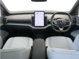 ドライバー・ディスプレイとセンターディスプレイを、12.3インチのタブレットに集約しました。運転操作に必要な情報とよく使う機能のコントロールボタンを、同一画面内にわかりやすく表示させることができます。