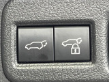 【パワーバックドア】スマートキーや運転席のボタンを押すだけでリアゲートが自動で開閉します!荷物を持っている時や、高い位置にあるバックドアを閉める際に便利な機能です♪