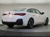 【ホフマイスターキンク】後席のウィンドウモール後方が斜め上に跳ね上がり、折り返して天井へと進んでいくデザインです。1961年から採用し続け受け継がれるデザインアイコンの一つです。