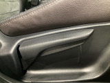 運転席にはドライバーの体型や好みに応じて前後方向だけでなく、高さの調整ができるシートリフターを装備!
