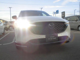 【アダプティブ・LED・ヘッドライト(ALH)】装備です。夜間走行時に先行車や対向車の状況を自動で判断し、ヘッドランプの照射範囲や明るさを自動的に変化させ、安全運転に必要な視認性を確保します。