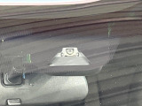 【ホンダセンシング】走行中に前方の車両等を認識し、衝突しそうな時は警報とブレーキで衝突回避と被害軽減をアシスト。より安全にドライブをお楽しみいただけます。