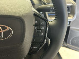 前方の車との車間を設定し、スピードを上げたり緩めたりを自動で行ってくれる追尾式の「レーダークルーズ」。上級装備の一つです!高級車にしかつかない嬉しい機能です。