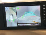 【アラウンドビューモニター】空から見下ろしているかのような映像で駐車をアシスト!人や自転車など周囲に動くものがいる時は表示とブザーで知らせてくれます!