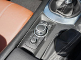 マツダコネクトを操作するコマンダーコントロールです。運転中に自然と手の触れる位置に配置されています。