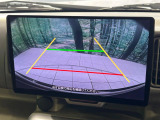 【バックカメラ】駐車時に後方がリアルタイム映像で確認できます。大型商業施設や立体駐車場での駐車時や、夜間のバック時に大活躍!運転スキルに関わらず、今や必須となった装備のひとつです!