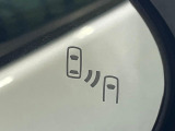 【ブラインドスポットモニター】走行中、ドアミラーの死角になりやすい箇所に後続車が接近するとサイドミラーのレンズに警告を表示!ドライバーに注意喚起をしてくれます。