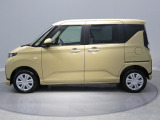 【右サイド】目立つキズも少なくきれいな状態を保っています。小回りが利き細い道でも運転しやすい、どなたでも扱いやすいサイズ感です。
