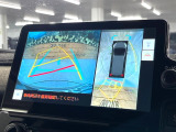 【パノラミックビューモニター】専用のカメラにより、上から見下ろしたような視点で360度クルマの周囲を確認することができます☆死角部分も確認しやすく、狭い場所での切り返しや駐車もスムーズに行えます。
