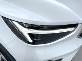 【LEDヘッドライト】ハイビームを先行車や対向車にあてず、その両サイドではハイビーム照射を維持。見える範囲が段違いに広くなりました。北欧神話に登場するトールハンマーをモチーフにデザイン。