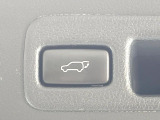 【パワーバックドア】スマートキーや運転席のボタンを押すだけでリアゲートが自動で開閉します!荷物を持っている時や、高い位置にあるバックドアを閉める際に便利な機能です♪
