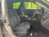 運転席まわりには十分なスペースがあり、大柄な方でもゆったり運転していただける環境です。