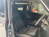 運転席、助手席です。座面も広くゆったりと座れてアームレストも付いているので重宝します。