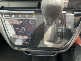 タッチパネルのオートエアコンを装備しています、自動で車内の温度調節してくれる便利な装備です。