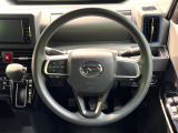 インテリアに合わせたデザインのステアリングは、運転される方のことも考え、運転しやすい形状、大きさです。是非一度、実際に触ってお確かめください。
