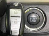 【キーレススタートシステム】カバンやポケットに入れたままでもドアの施錠・解錠が可能なスマートキーを装備。エンジンのオン・オフ時もカギを取り出す必要が無いからとっても便利です♪