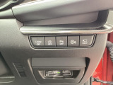 運転席脇のクラスタースイッチ部分にはカメラ切り替えスイッチ、パーキングセンサー、その他走行系スイッチを集中配置しております。