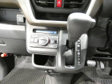 【インパネ中央】操作が分かりやすいシフトレバーとエアコンパネルです。車内を常に適温に保ち、季節を問わず一年中快適にお過ごしいただけます。