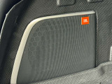車内全体に臨場感あるサウンドを届ける高品質なJBLピラースピーカー。