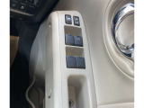 パワーウィンドウです。空気の入れ替えなど、ちょっとした事にワンタッチで窓を開閉できます。電動格納式ドアミラー!