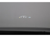 ヘッドアップディスプレイ(HUD)です。運転に必要な情報をフロントガラスの視野内に投影することで視線を外さず確認できます。視線移動や焦点調節が少なくて済むので安全性の向上に貢献します。