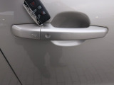 【キーレスエントリー】バッグやポケットからキーを取り出すことなく車にアクセスして、ロックとアラームを設定できます。 毎日の利便性をさらに高める機能です。