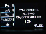 隣車線を走る車両をレーダーで検知し、ドアミラーでは確認しにくい後側方エリアに存在する車両に加え、急接近してくる車両も検知します。車両を検知するとドアミラーに搭載されたLEDインジケーターが点灯します。