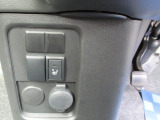 運転席には冬場に快適、シートヒーターが付いてます。