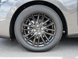 標準装備の純正16インチアルミホイール。タイヤサイズは185/60R16です。