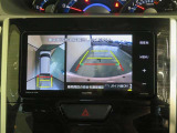 パノラミックビューモニター搭載。カメラで車両周囲の状況を映し出すため、狭い場所での駐車などに役立ちます。