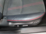 運転席の電動パワーシートとシートメモリーも付いています。
