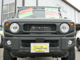 フロントグリルは社外品の全面メッシュタイプに!筆記体Suzukiロゴもついてます。人とは違う個性的なジムニーをお楽しみください!