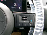 プロパイロット搭載ノートがアクセル、ブレーキを自動でコントロールして前のクルマとの車間距離を保つ手助けをします。
