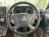 インテリアに合わせたデザインのステアリングは、運転される方のことも考え、運転しやすい形状、大きさです。是非一度、実際に触ってお確かめください。