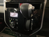 シフトレバーは扱いやすいインパネシフトです!オートエアコンも装備ですよ♪
