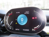 ◆インスツルメント・パネルのエレガントなデザインは、BMW特有の水平ラインで構成され、室内空間に端正な印象をもたらします。人間工学に基づいてレイアウトされた重要な操作系統は、直観的な操作が可能です◆